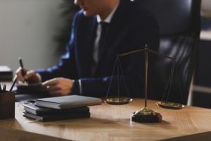 ¿Cómo puede un abogado ayudarme con mi caso de responsabilidad por locales?