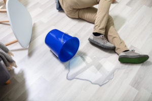 ¿Qué le sucede a tu cuerpo cuando te resbalas y caes?