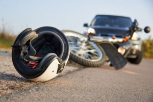 ¿Cómo causa un adelantamiento entre carriles un accidente de motocicleta?