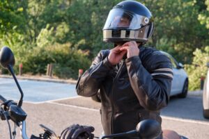 ¿Qué debo hacer en el lugar de un accidente de motocicleta?
