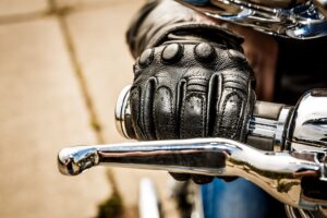 ¿Cómo se establece la negligencia en un accidente de motocicleta?