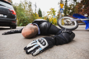 ¿Qué tipos de daños puedo reclamar en una demanda por accidente de motocicleta en Decatur?