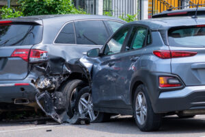 ¿Pueden ayudarme a organizar un coche de alquiler?