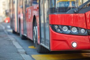 ¿Quién es responsable de un accidente de autobús urbano en Georgia?